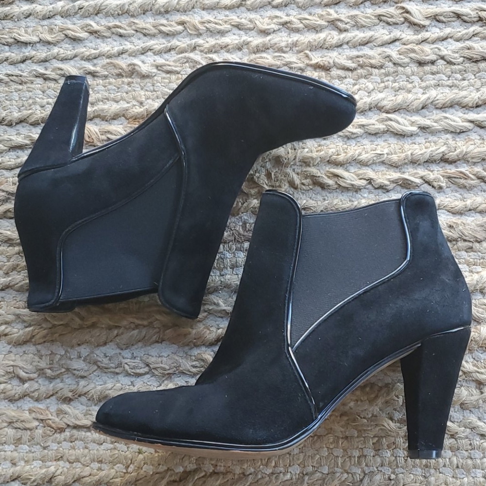 ❤Tahari black real suede bootie